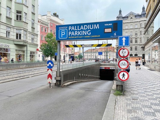 PAL_Parking_vjezd_z_ulice_Revolucni_upravena_mala