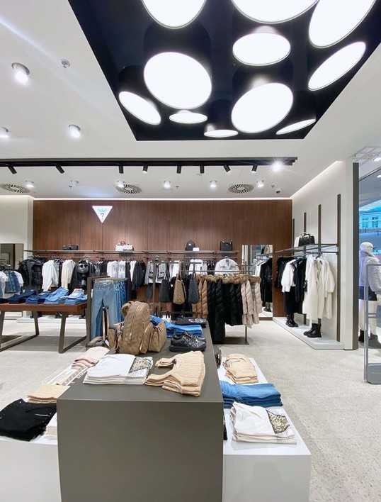 PAL_Guess_rekonstrukce_znovuotevrena_prodejna_interier_1_mala